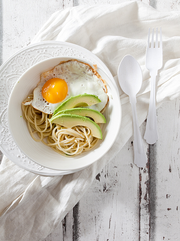 Heute wird es mal ein wenig minimalistisch mit diesem verdammt rasanten und machbaren Gericht. Spaghetti. Knolauch, Schalotten. Ingwer. Avocado. Ei. Dieses Rezept ist mein Geheimtipp.