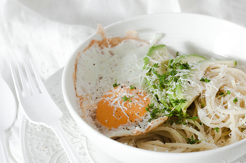 Let's be a bit minimalistic today and enjoy this immensely swift and feasible weekend dish. Spaghetti. Garlic. Onions, Ginger, Avocado. Fried egg. This meal is a keeper.