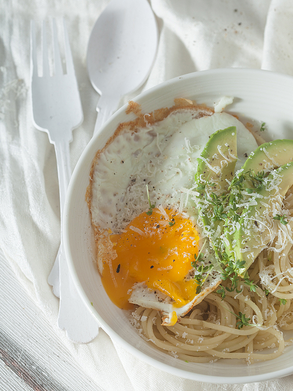 Let's be a bit minimalistic today and enjoy this immensely swift and feasible weekend dish. Spaghetti. Garlic. Onions, Ginger, Avocado. Fried egg. This meal is a keeper.
