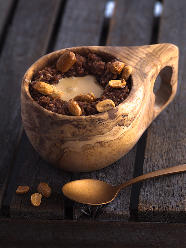 Chocolate Peanut Porridge: The perfect combination for those mornings, when we need a little energy and motivational boost to start the day properly.
