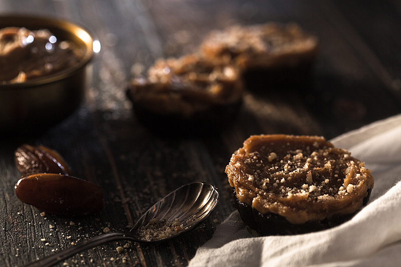 Veganes Dattel Brownie Rezept ohne Backen. Etwas gesund, viel Geschmack. Mit einem Erdnussbutter Ahornsirup Topping.