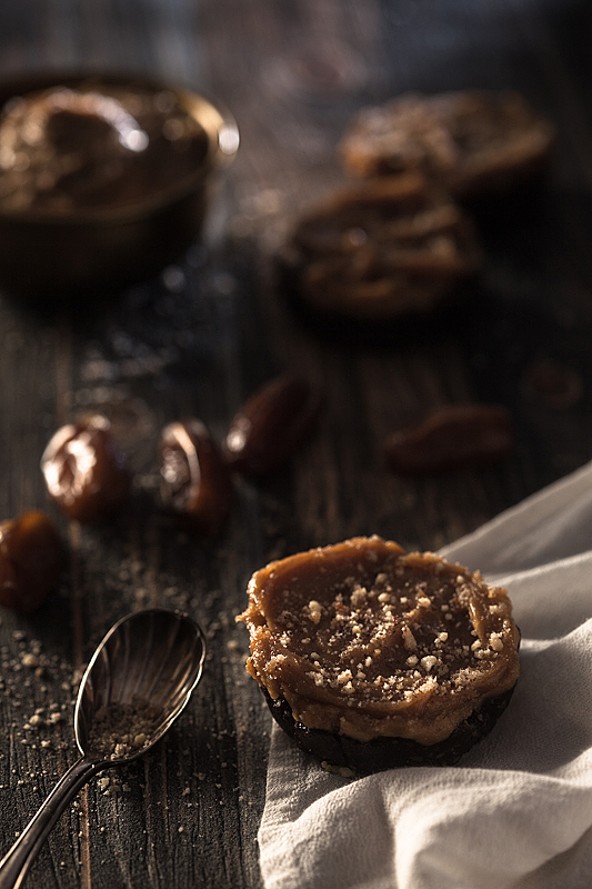 Veganes Dattel Brownie Rezept ohne Backen. Etwas gesund, viel Geschmack. Mit einem Erdnussbutter Ahornsirup Topping.