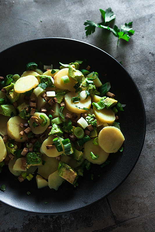 Veganer Kartoffelsalat, angelehnt an die traditionelle, deutsche Variante mit Brühe. Mit Räuchertofu und Avocado mit Kala Namak.