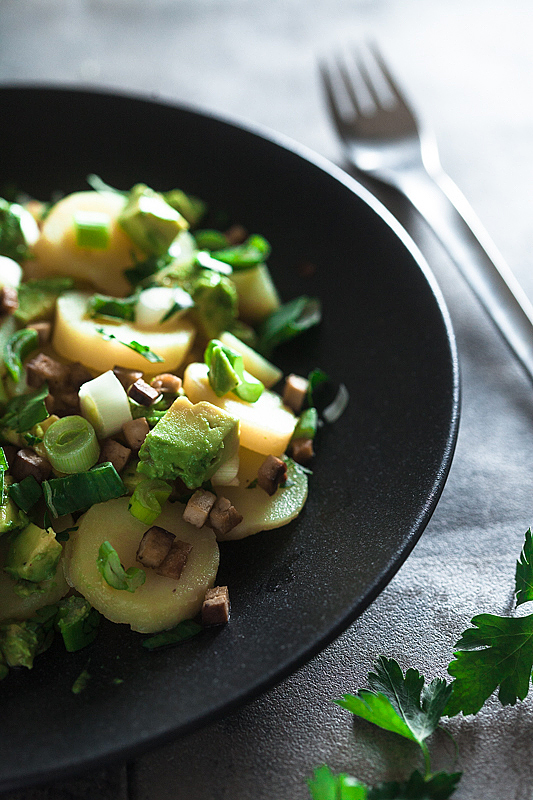 Veganer Kartoffelsalat, angelehnt an die traditionelle, deutsche Variante mit Brühe. Mit Räuchertofu und Avocado mit Kala Namak.