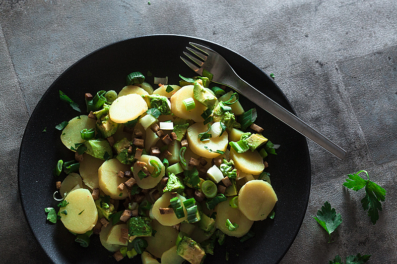 Veganer Kartoffelsalat, angelehnt an die traditionelle, deutsche Variante mit Brühe. Mit Räuchertofu und Avocado mit Kala Namak.