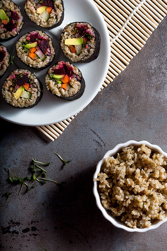 Veganes Grünkern Sushi ist eine leckere alternative zu dem klassischen Sushi aus weißem Reis. In dieser Rolle tümmeln sich unter Anderem rote Beete und Avocado.