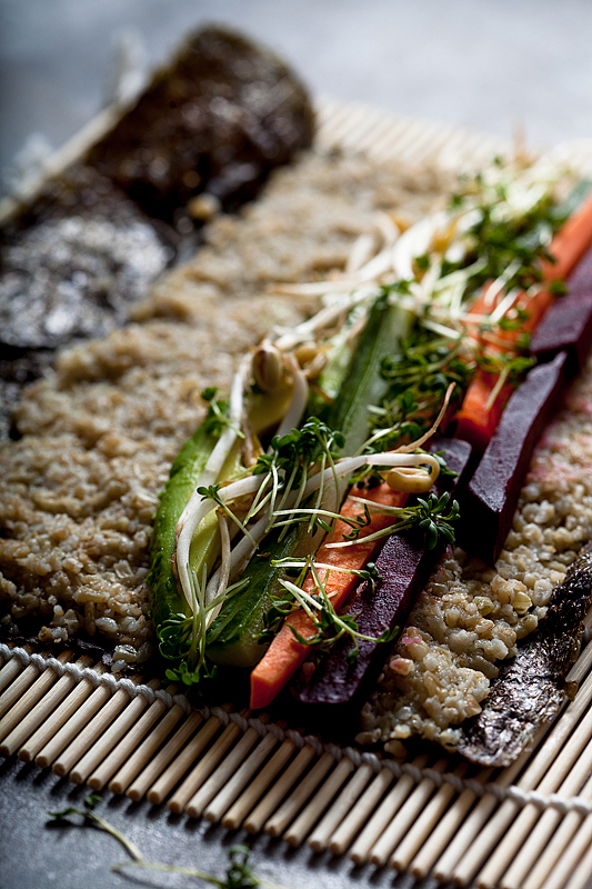 Veganes Grünkern Sushi ist eine leckere alternative zu dem klassischen Sushi aus weißem Reis. In dieser Rolle tümmeln sich unter Anderem rote Beete und Avocado.