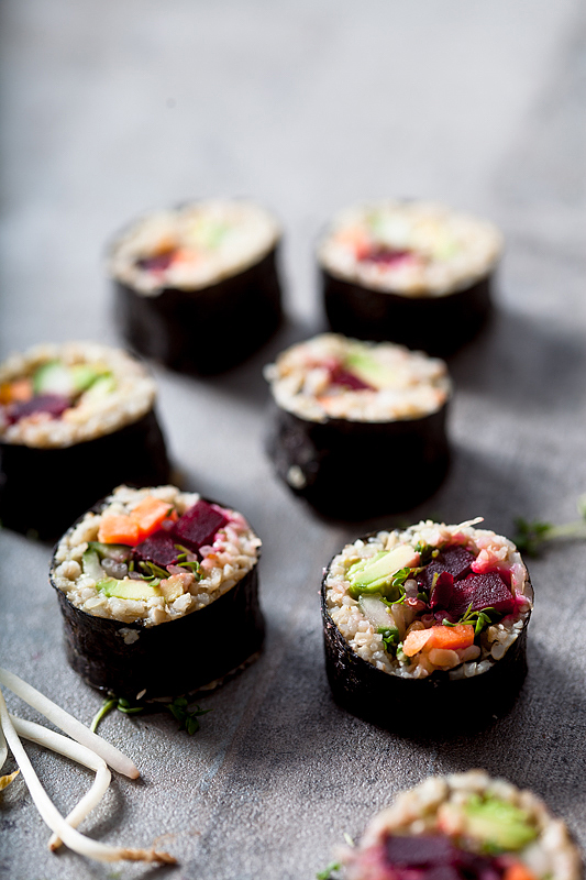 Vegan Green Spelt Sushi is a delicious alternative to ordinary rice sushi. This version contains beetroot and avocado amon other tasty things.