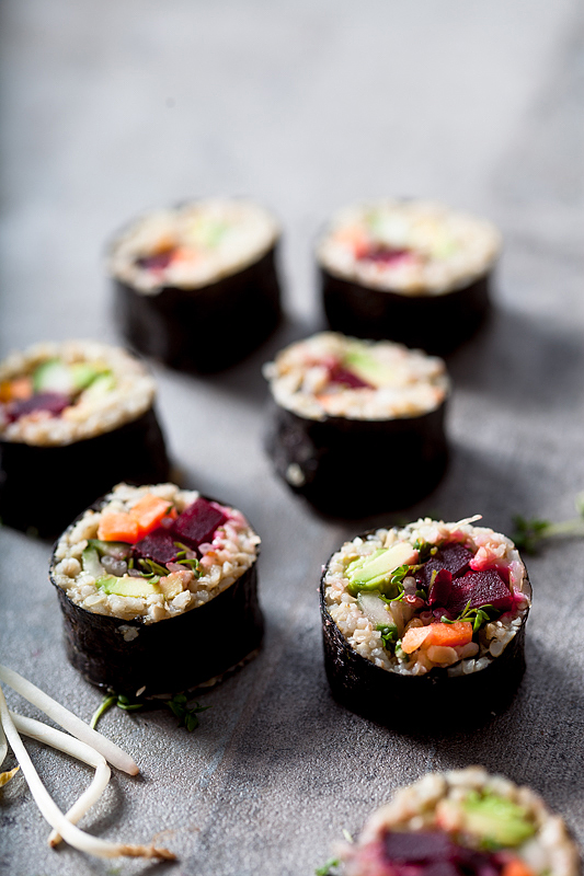 Veganes Grünkern Sushi ist eine leckere alternative zu dem klassischen Sushi aus weißem Reis. In dieser Rolle tümmeln sich unter Anderem rote Beete und Avocado.