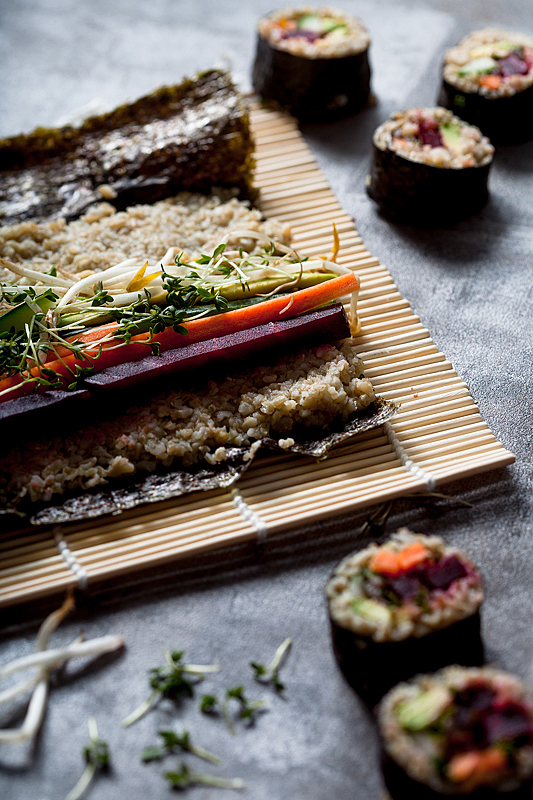 Veganes Grünkern Sushi ist eine leckere alternative zu dem klassischen Sushi aus weißem Reis. In dieser Rolle tümmeln sich unter Anderem rote Beete und Avocado.