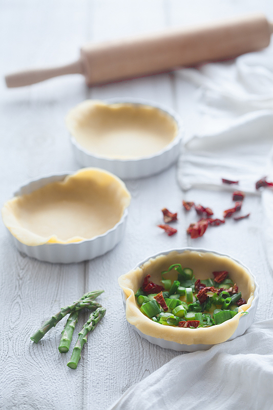 Vegan, gesund und verdammt fotogen, diese Quiche mit grünem Spargel, Bärlauch, Frühlingszwiebeln und getrockneten Tomaten vereint alles. Sie ist einfach und schnell zuzubereiten und beeindruckt auch die kritischsten Gäste!