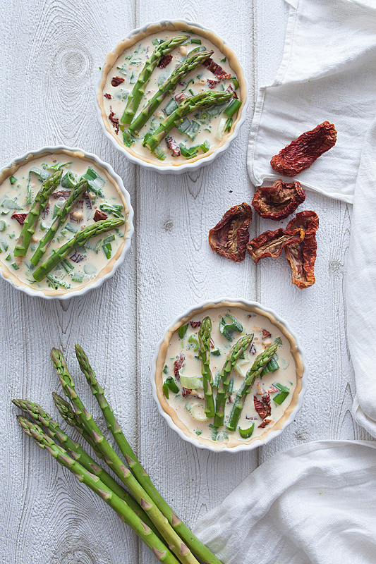 Vegan, healthy and damn photogenic - this vegan quiche with green asparagus, buckrams, escallions and dried tomatoes combines it all. It is easy and fast to prepare and will impress even your most critical guests.