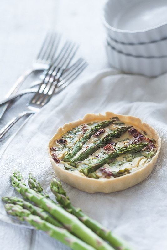 Vegan, healthy and damn photogenic - this vegan quiche with green asparagus, buckrams, escallions and dried tomatoes combines it all. It is easy and fast to prepare and will impress even your most critical guests.