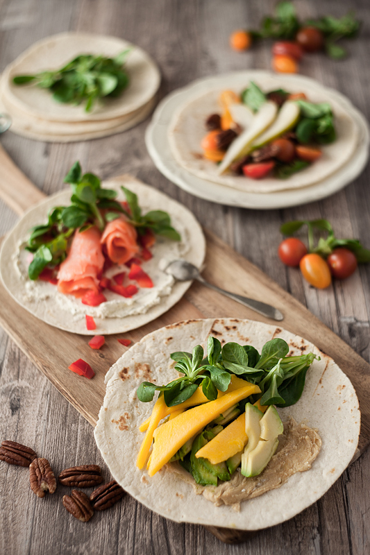 Diese 3 schnellen & gesunden Wraps sind deine Rettung nach einem langen, stressigen Tag. Mango und Avocado mit Cashewbutter, Lachs mit roter Paprika und Frischkäse und Tomaten mit Birnen und Ahornsirup. Das Rezept für gesunde Wraps gibt's auf Purple Avocado.