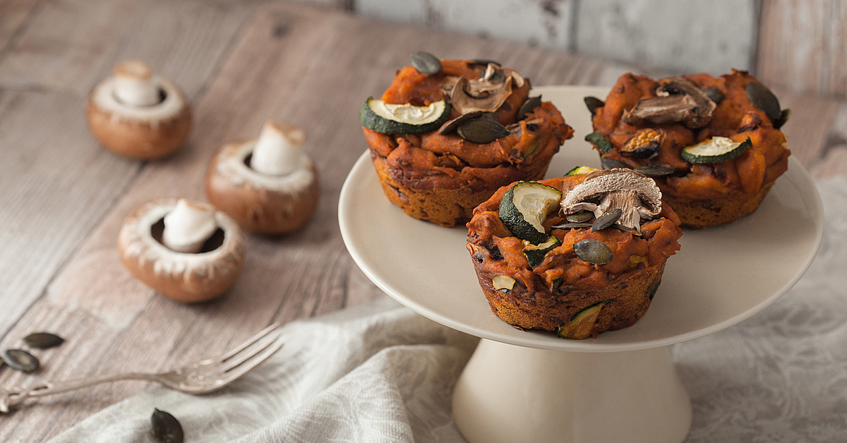 Rezept für herzhafte Muffins aus Süßkartoffeln mit Champignons, Zucchini und Kürbiskernen. Rezept gibt es auf Purple Avocado.