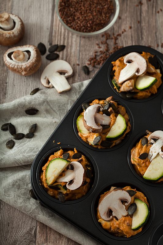 Rezept für herzhafte Muffins aus Süßkartoffeln mit Champignons, Zucchini und Kürbiskernen. Rezept gibt es auf Purple Avocado.