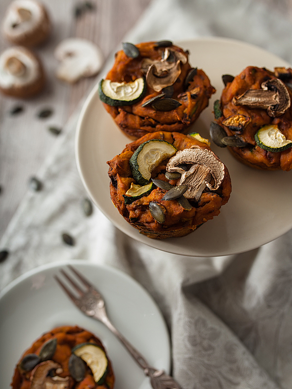 Rezept für herzhafte Muffins aus Süßkartoffeln mit Champignons, Zucchini und Kürbiskernen. Rezept gibt es auf Purple Avocado.