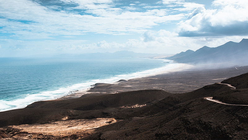 Travel guide, adulation and photos from our personal two highlights of the Canaries. Fuerteventuras west coast with Cofete's beach and the caves of Ajuy.