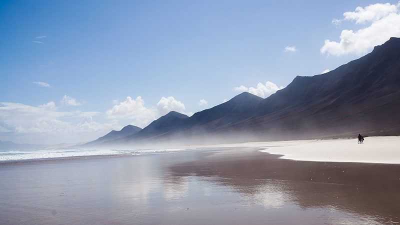 Travel guide, adulation and photos from our personal two highlights of the Canaries. Fuerteventuras west coast with Cofete's beach and the caves of Ajuy.