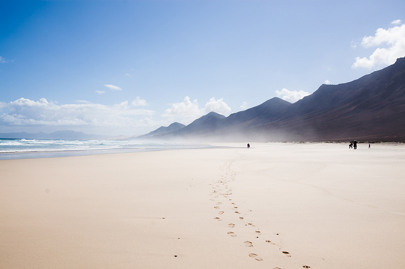 Travel guide, adulation and photos from our personal two highlights of the Canaries. Fuerteventuras west coast with Cofete's beach and the caves of Ajuy.