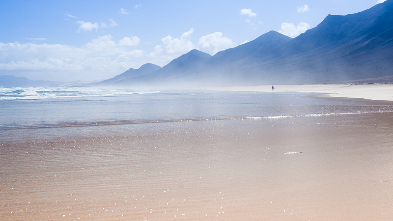 Travel guide, adulation and photos from our personal two highlights of the Canaries. Fuerteventuras west coast with Cofete's beach and the caves of Ajuy.