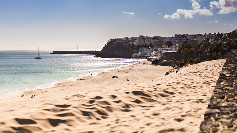 Travel guide, adulation and photos from our personal two highlights of the Canaries. Fuerteventuras west coast with Cofete's beach and the caves of Ajuy.