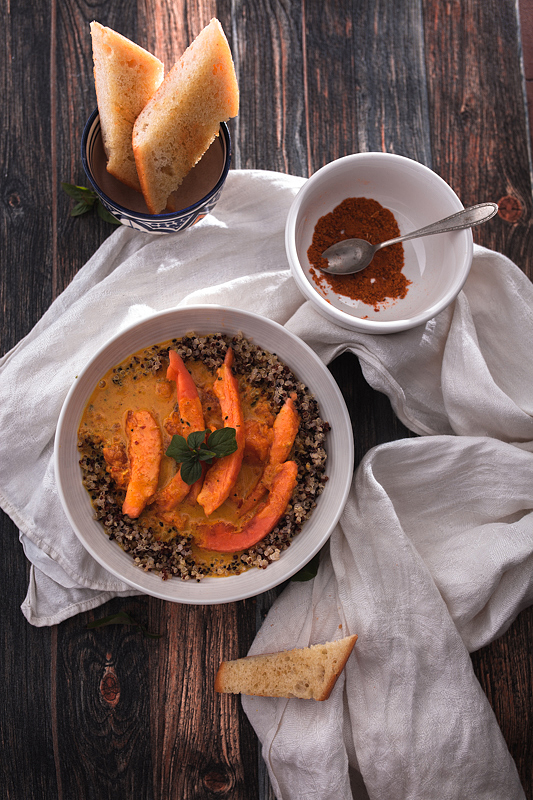 An uncomplicated, fruity Papaya Curry with coconut milk and quinoa. Recipe on Purple Avocado