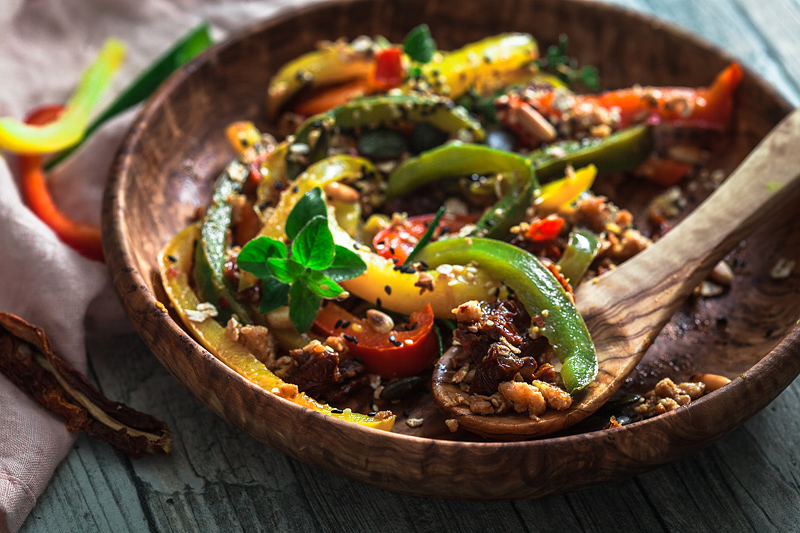 Jamies Food Revolution inspirierte gesunde Paprika Pfanne mit weicher Mango, Sojagranulat, getrockneter Tomate, Ingwer und vielen Kräutern und Gewürzen.