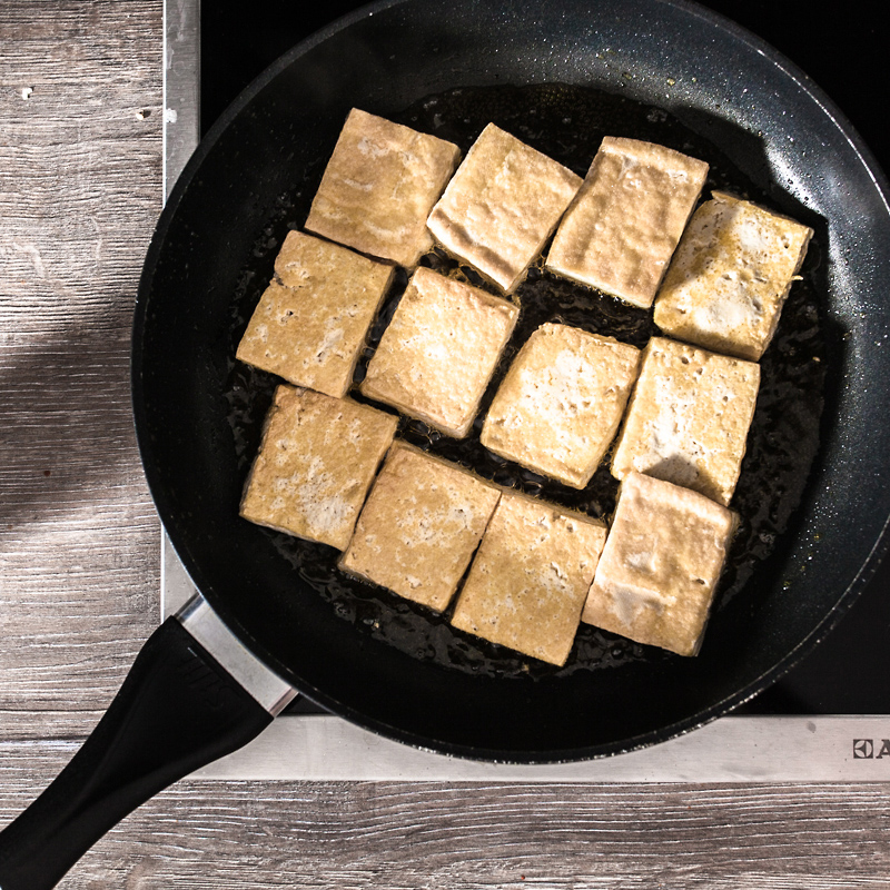 Dennis showed me how to make the perfect crunchy tofu in the pan. Apart from that we made korean spinach salad and Tteokbokki. Food from Friends is a project dedicated to the joy of cooking and savoring in company. From time to time I get to visit people I appreciate or strangers I want to get to know and together we prepare their favourite dish. You can see the result of our efforts in the form of a little story with a recipe here on Purple Avocado.