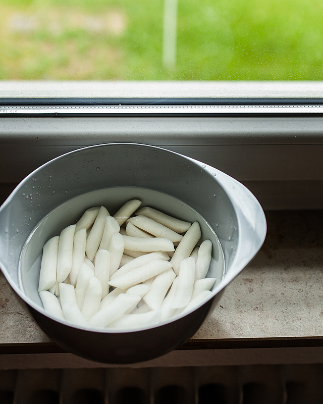 Dennis showed me how to make the perfect crunchy tofu in the pan. Apart from that we made korean spinach salad and Tteokbokki. Food from Friends is a project dedicated to the joy of cooking and savoring in company. From time to time I get to visit people I appreciate or strangers I want to get to know and together we prepare their favourite dish. You can see the result of our efforts in the form of a little story with a recipe here on Purple Avocado.