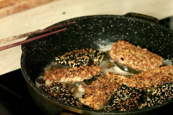 Leckere Fischstäbchen im Sesam-Mantel auf Salat und Matcha Cupcakes mit Kokossahne sind bei der gemeinsamen Koch-Action mit Mimirosefoodlove entstanden. Rezept für den Salat gibt es auf Purple Avocado, die Cupcakes bei Mimi und Rose.