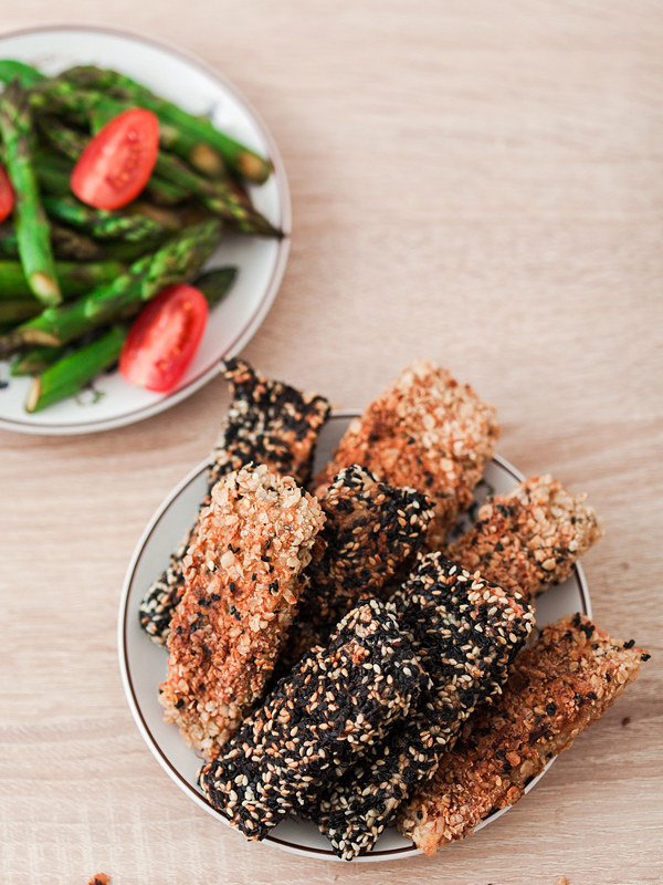 Together with Mimirosefoodlove I made delicious fish sticks in a sesame crust on a summery salad with spinach, asparagus, avocado and tomatoes with a soy rice dressing and matcha cupcakes with coconut cream and berries. Find the recipe for the salad on Purple Avocado and the cupcakes on Mimirosefoodlove.