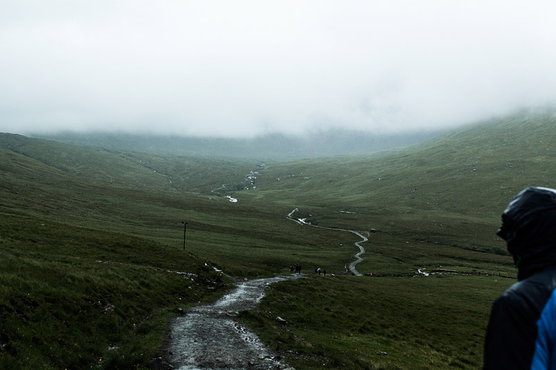 Diesen Sommer habe ich meinen allerersten Camping Urlaub unternommen und habe zwei Wochen lang die wilde Schönheit der schottischen Highlands entdeckt. Lasst mich für euch zusammenfassen, was ich an dieser Art des Reisens am meisten genossen habe.