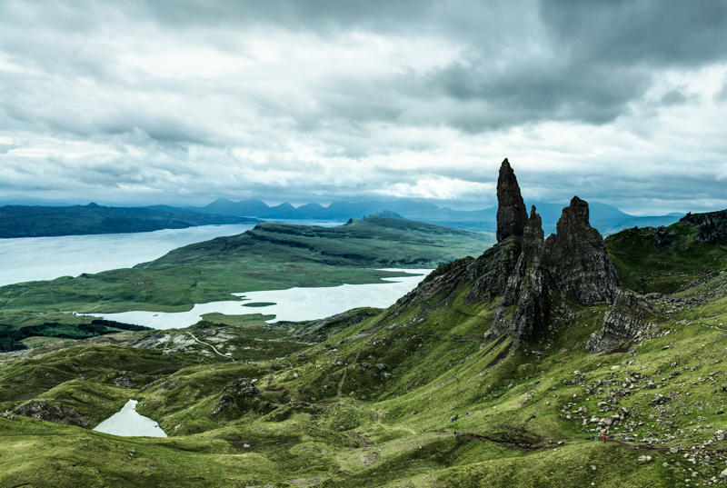 Diesen Sommer habe ich meinen allerersten Camping Urlaub unternommen und habe zwei Wochen lang die wilde Schönheit der schottischen Highlands entdeckt. Lasst mich für euch zusammenfassen, was ich an dieser Art des Reisens am meisten genossen habe.