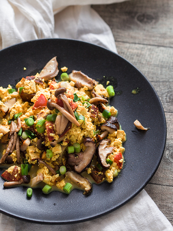 Tofurührei mit Pilzen, Frühlingszwiebeln und Tomaten. Die vegane Alternative zu Rührei. Rezept auf Purple Avocado