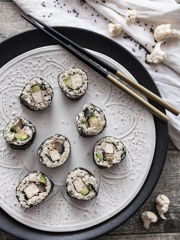 Blumenkohlreis ist die kalorienarme Low-Carb Alternative zu konventionellem Sushi und schmeckt herrlich leicht (und so gar nicht nach Blumenkohl). Wer, so wie ich, von Sushi nicht genug bekommt, sollte Blumenkohl Sushi unbedingt mal ausprobieren. Rezept auf Purple Avocado