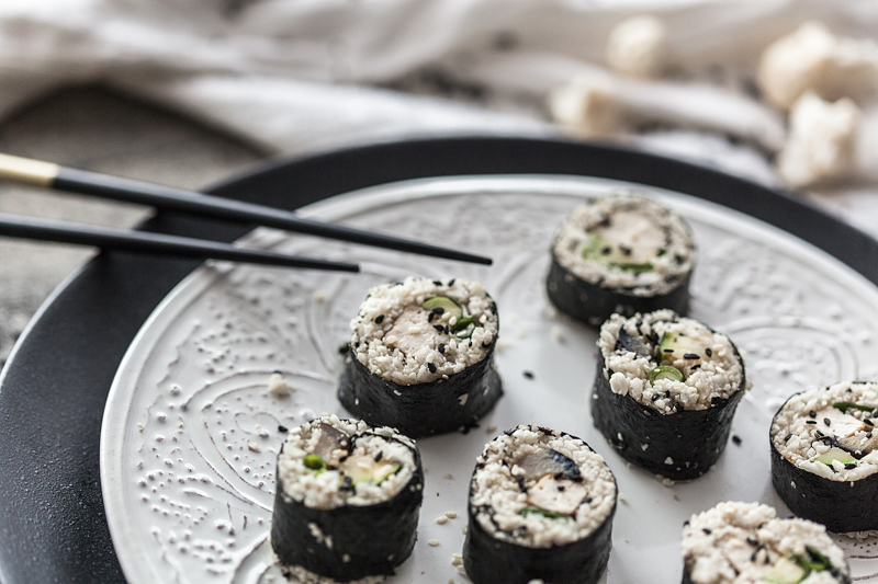 Blumenkohlreis ist die kalorienarme Low-Carb Alternative zu konventionellem Sushi und schmeckt herrlich leicht (und so gar nicht nach Blumenkohl). Wer, so wie ich, von Sushi nicht genug bekommt, sollte Blumenkohl Sushi unbedingt mal ausprobieren. Rezept auf Purple Avocado