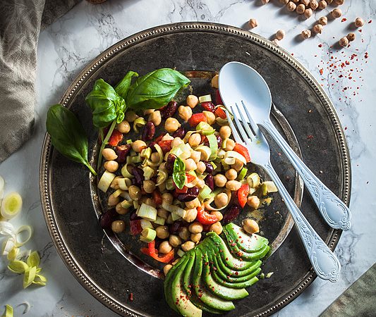 Here's a super quick and easy recipe for a filling chickpea salad with curry and mustard dressing. Recipe on Purple Avocado.