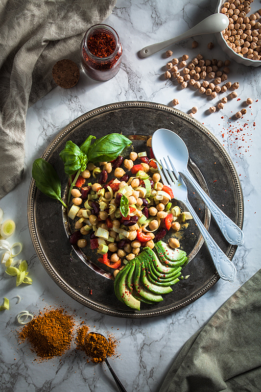 Here's a super quick and easy recipe for a filling chickpea salad with curry and mustard dressing. Recipe on Purple Avocado.