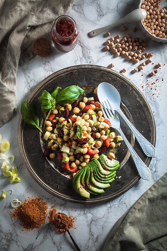 Ein superschnelles Rezept für einen sattmachenden Kichererbsen Salat mit Curry-Senf-Dressing. Rezept gibt's auf Purple Avocado