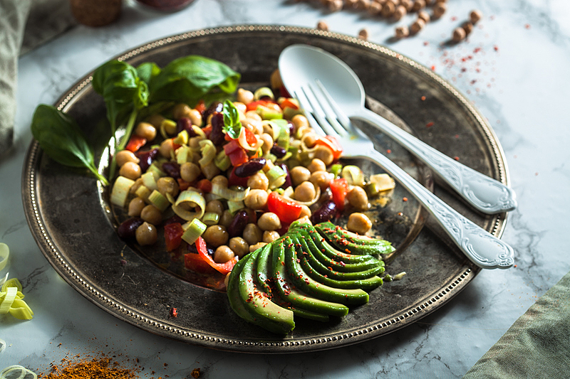 Ein superschnelles Rezept für einen sattmachenden Kichererbsen Salat mit Curry-Senf-Dressing. Rezept gibt's auf Purple Avocado