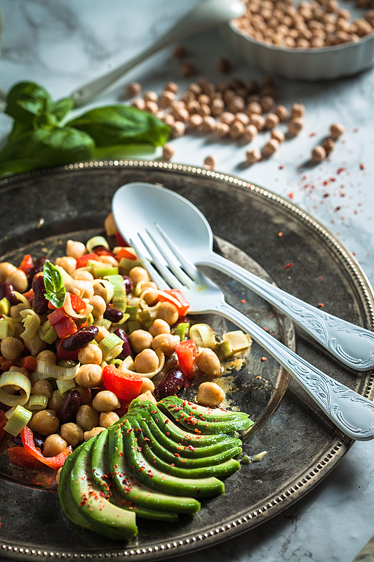 Ein superschnelles Rezept für einen sattmachenden Kichererbsen Salat mit Curry-Senf-Dressing. Rezept gibt's auf Purple Avocado