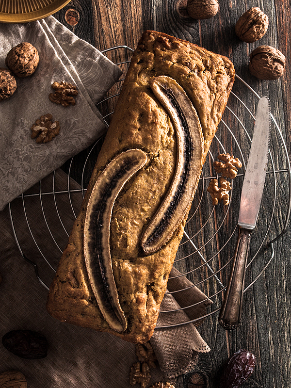 Banana Bread with Dates and Walnuts. Nicely soft and juicy with only little / none added sugar. Vegan. Recipe on Purple Avocado