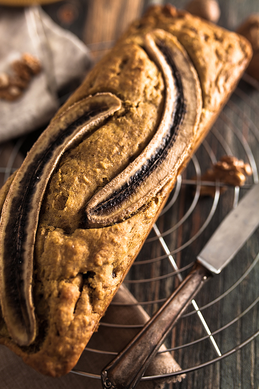 Bananenbrot mit Datteln und Walnüssen. Schön saftig und weich mit wenig / keinem Zucker und vegan. Rezept auf Purple Avocado