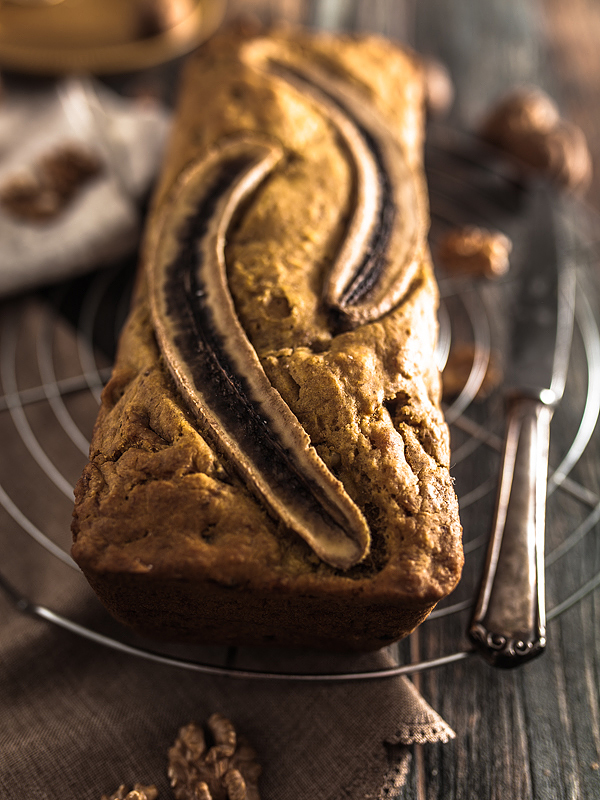 Banana Bread with Dates and Walnuts. Nicely soft and juicy with only little / none added sugar. Vegan. Recipe on Purple Avocado