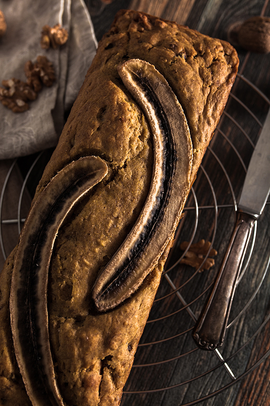 Banana Bread with Dates and Walnuts. Nicely soft and juicy with only little / none added sugar. Vegan. Recipe on Purple Avocado