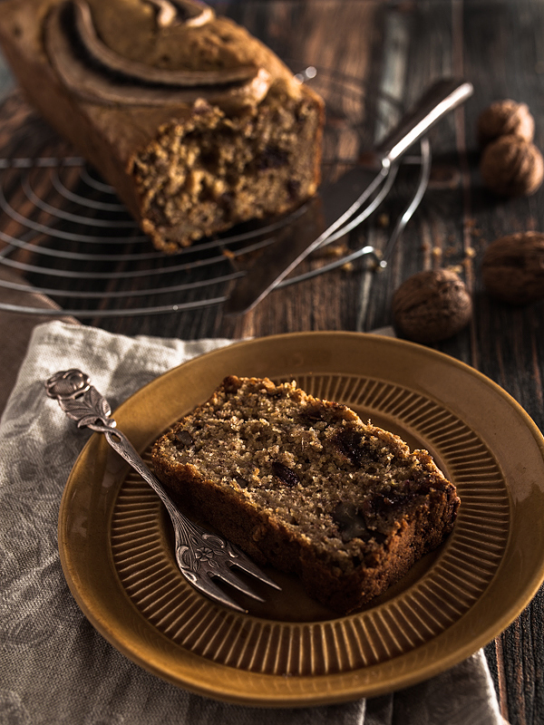 Banana Bread with Dates and Walnuts. Nicely soft and juicy with only little / none added sugar. Vegan. Recipe on Purple Avocado