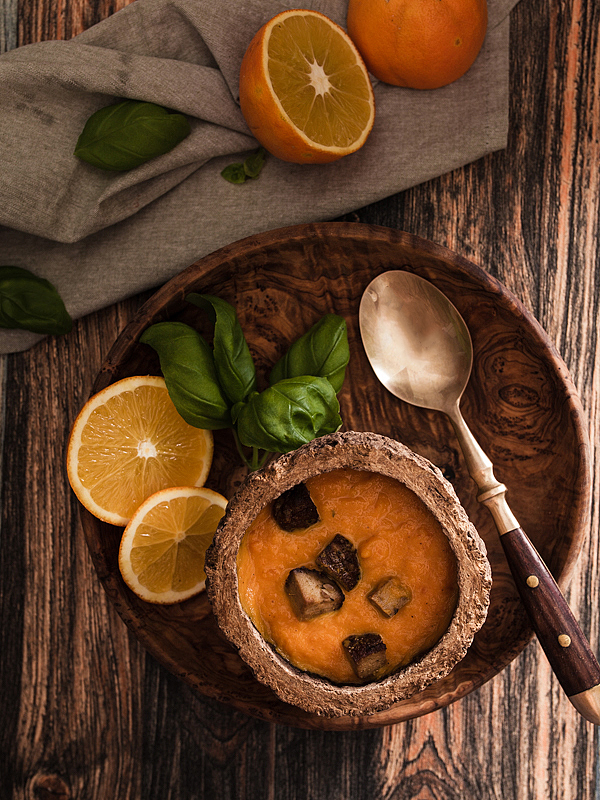 Mit dieser veganen Karotten Orangen Suppe holt man sich ein bisschen fruchtig, exotischen Sommer-Geschmack in die kalte Jahreszeit. Mit Räuchertofu garniert bekommt sie das gewisse Etwas und eignet sich nicht nur als Vorspeise.