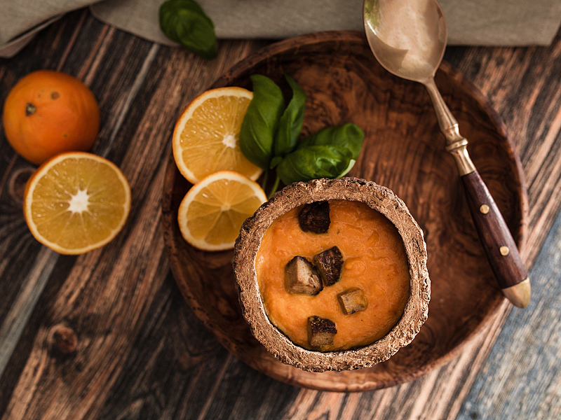 Mit dieser veganen Karotten-Orangen-Suppe holt man sich ein bisschen fruchtig, exotischen Sommer-Geschmack in die kalte Jahreszeit. Mit Räuchertofu garniert bekommt sie das gewisse Etwas und eignet sich nicht nur als Vorspeise.