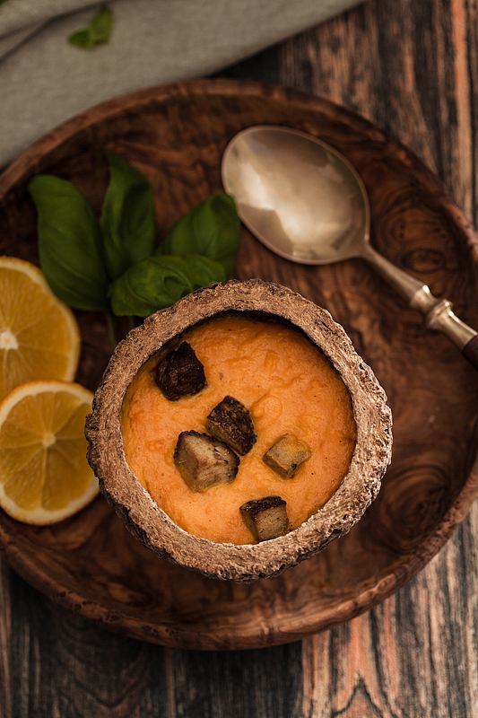 This vegan carrot orange soup is so easy to make, doesn't take too long and is a welcoming fruity yet warming alternative to usually hearty winter soups. We added some smoked tofu for that contrasting touch of heartiness and we love it!